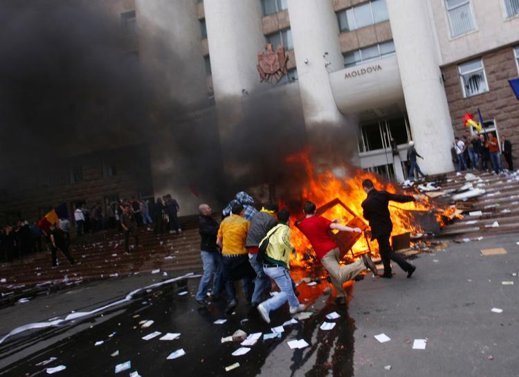 Demonstranterne hærgede både præsidentpaladset og parlamentet i Moldovas hovedstad, Chisinau. 