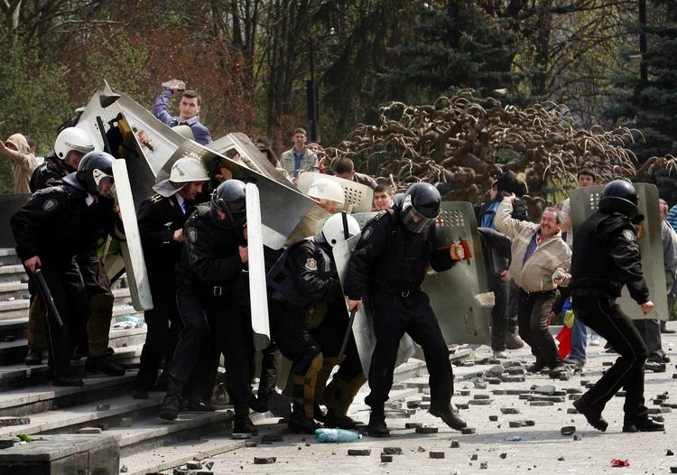 Tusindvis af demonstranter var i går og i nat på gaden for at demonstrere mod Moldovas kommuniststyre. I dag ventes flere protester. 