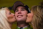 Der er blevet kysset flittigt på Mark Cavendish i år. Her under Tour of California, da englænderen havde fået overrakt førertrøjen. 