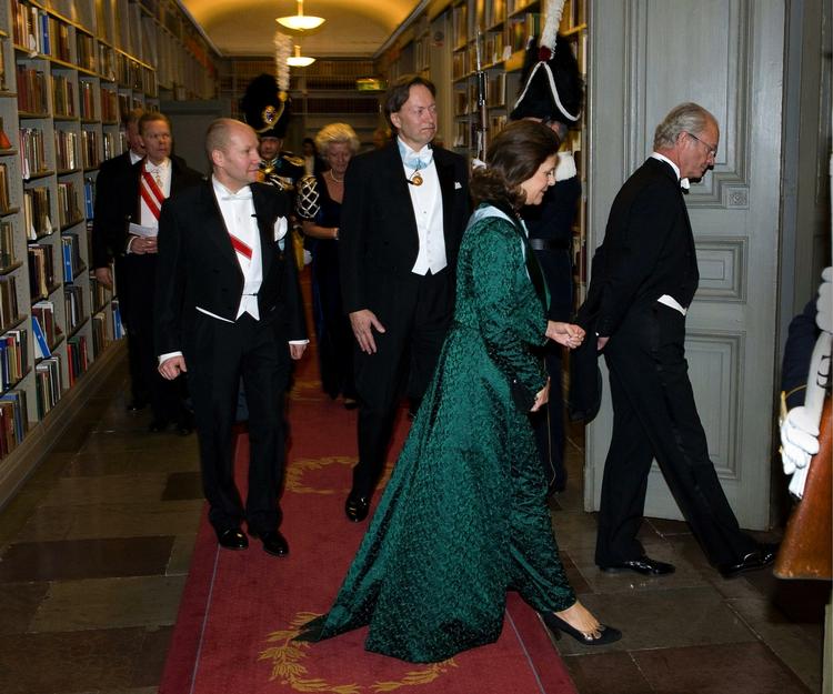 Det literære selskab Det Svenske Akademi skal fremme det svenske sprog og den svenske litteratur. Akademiet fungerer som jury for Nobelprisen i litteratur. På billedet ses i forgrunden den nye faste sekretær Peter Englund (længst til venstre), den afgående sekretær Horace Engdahl (ved siden af ham) og det svenske kongepar dronning Silvia og kong Carl Gustaf. Arkivfoto. 