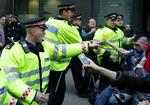 Politi og demonstranter under protesterne ved Bank of England. 