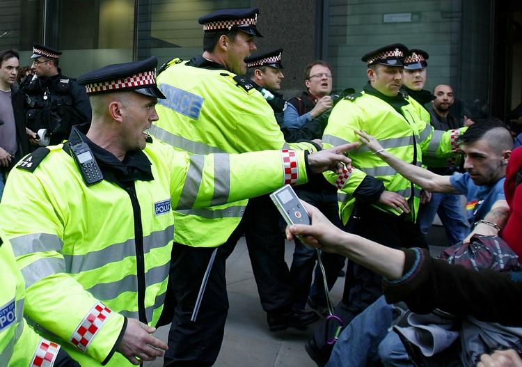 Politi og demonstranter under protesterne ved Bank of England. 