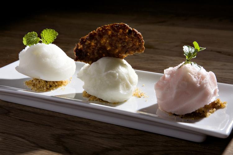 De fleste ismaskiner laver fin is. Testvinderen slår konkurrenterne, fordi den optager mindre plads i fryseren. 