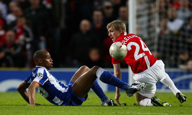 Aly Cissokho spiller krabbefodbold mod Darren Fletcher, da FC Porto opnåede 2-2 på Old Trafford. 