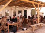 Danske Afghanistan-soldater slapper af foran KFUM-hjemmet i Camp Bastion. 