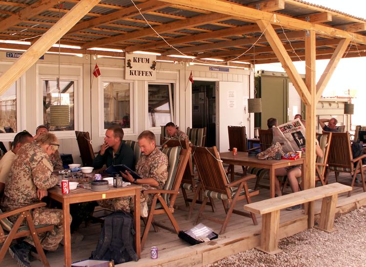 Danske Afghanistan-soldater slapper af foran KFUM-hjemmet i Camp Bastion. 