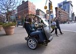 Segway P.U.M.A. har plads til to personer, den kører på el og er i stand til at holde balancen helt af sig selv. 