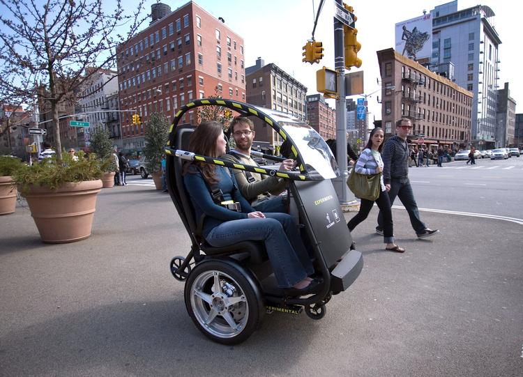 Segway P.U.M.A. har plads til to personer, den kører på el og er i stand til at holde balancen helt af sig selv. 