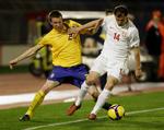Mikael Nilsson (tv.) spillede sin landskamp nummer 58, da han i onsdags var med til at tabe 2-0 på udebane mod Serbien. Arkivfoto. 