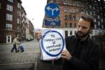 Billedkunstner og afdelingsleder på Det Fynske Kunstakademi, Jakob Jakobsen, vil med sine klistermærker protestere mod terrorloven, som ifølge ham indskrænker ytringsfriheden. 