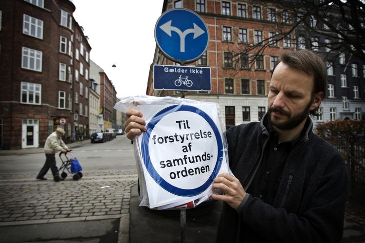 Billedkunstner og afdelingsleder på Det Fynske Kunstakademi, Jakob Jakobsen, vil med sine klistermærker protestere mod terrorloven, som ifølge ham indskrænker ytringsfriheden. 