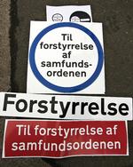 Mikkel Bolt, som er lektor og kunsthistoriker på Københavns Universitet mener, at kunster Jakob Jakobsens klistermærker mod terrorloven er en legitim protestform, som viser, at terrorloven rammer ved siden af. 