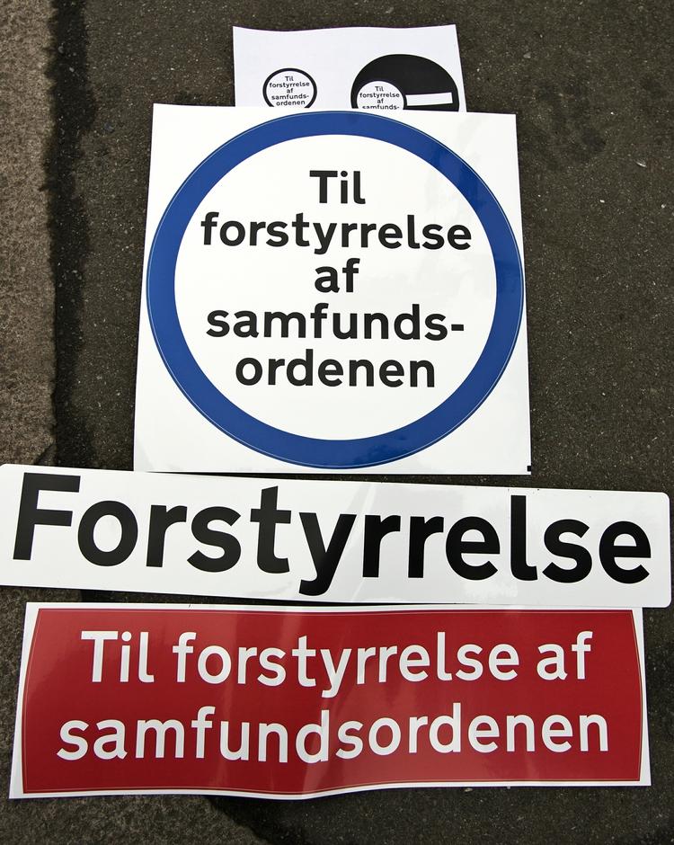 Mikkel Bolt, som er lektor og kunsthistoriker på Københavns Universitet mener, at kunster Jakob Jakobsens klistermærker mod terrorloven er en legitim protestform, som viser, at terrorloven rammer ved siden af. 