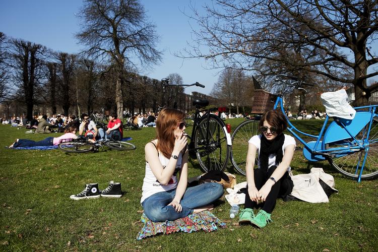 Der bliver rig lejlighed til at nyde forårsstemningen udendørs i påskedagene. Her nyder nogle unge forårsvejret i Kongens Have. 