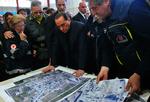 Berlusconi besøgte i dag L'Aquila. På billedet nærstuderer han fotos fra området. 
