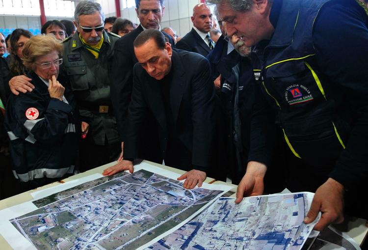 Berlusconi besøgte i dag L'Aquila. På billedet nærstuderer han fotos fra området. 