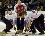 Canada har lagt sig suverænt i spidsen i grundspillet under VM i curling. Danmark har sneget sig ind på den vigtige fjerdeplads. 