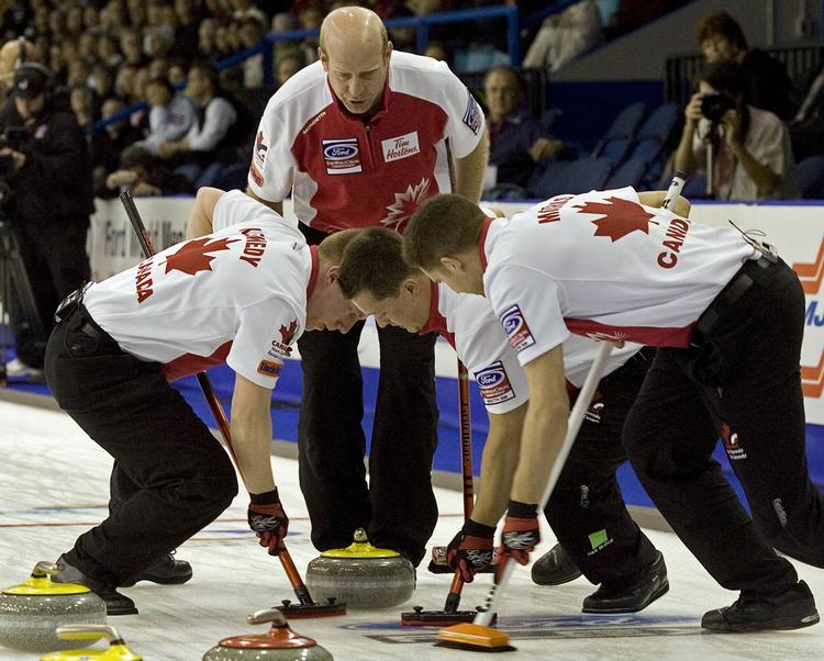 Canada har lagt sig suverænt i spidsen i grundspillet under VM i curling. Danmark har sneget sig ind på den vigtige fjerdeplads. 