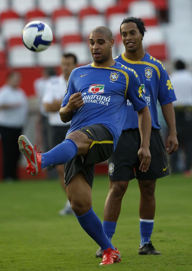 Adriano (tv) træner sammen med Ronaldinho og det brasilianske hold før  kampen mod Peru 1. april. Arkivfoto. 