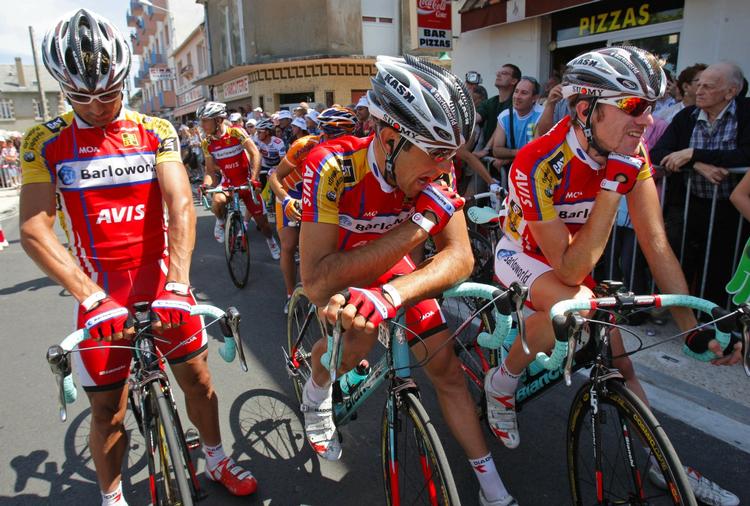 Ryttere fra Barloworld gør klar til en etape i sidste års Tour de France. Arkivfoto. 