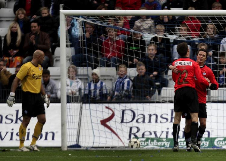 Det er lagt op til fysisk fodbold og bølgende kontraspil i kampen mellem OB og Esbjerg. Arkivfoto. 