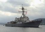 'USS Bainbridge' holder piraterne i skak ud for Somalia. Til gengæld holder piraterne stadig kaptajnen fra 'Maersk Alabama' som gidsel. Nu skal FBI-eksperter løse situationen. 