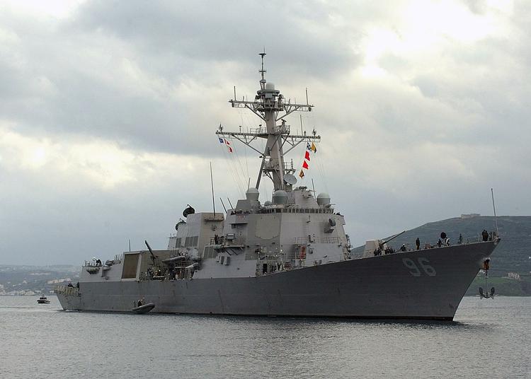 'USS Bainbridge' holder piraterne i skak ud for Somalia. Til gengæld holder piraterne stadig kaptajnen fra 'Maersk Alabama' som gidsel. Nu skal FBI-eksperter løse situationen. 