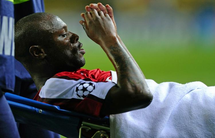 William Gallas blev båret fra banen med en knæskade i Arsenals kamp mod Villarreal. Franskmanden er nu ude i resten af sæsonen. Arkivfoto. 
