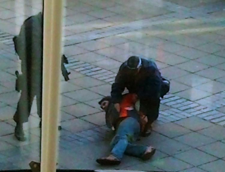 To af de formodede terrorister blev anholdt udenfor biblioteket på John Moore universitet i Liverpool. 
