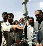 Irans præsident Mahmoud Ahmadinejad indviede tungtvandsanlægget i Arak i 2006. Arkivfoto. 
