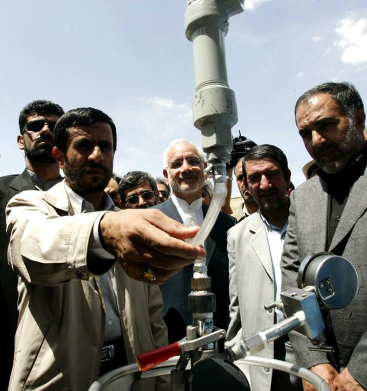 Irans præsident Mahmoud Ahmadinejad indviede tungtvandsanlægget i Arak i 2006. Arkivfoto. 