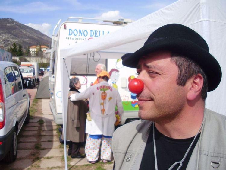 Francis Calsolado mener, at klovnene i katastrofeområdet giver børnene en flugtdør ud af virkeligheden. 