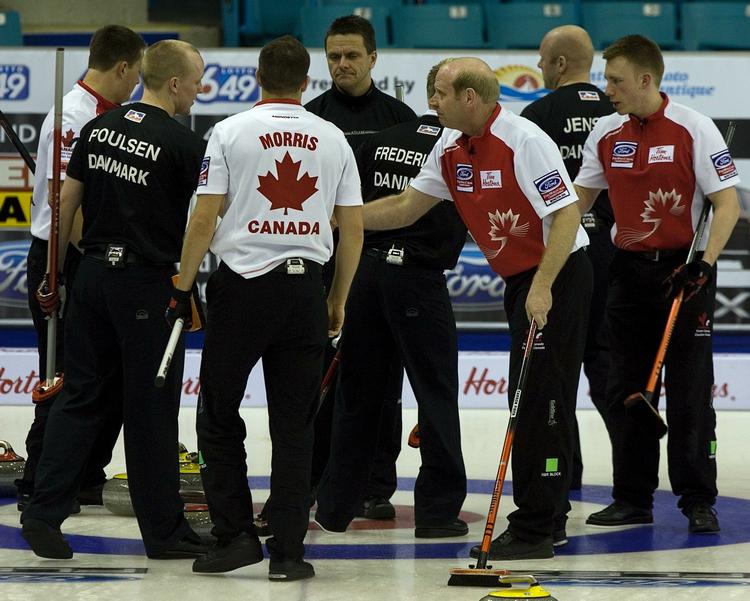 Danmark tabte til den suveræne værtsnation Canada, men uanset hvordan det går i de sidste VM-kampe bliver de danske curlingmænd mindst nr. syv, og det rækker til en plads ved OL i Vancouver næste år. 