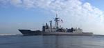 Krisskibet USS Halyburton er på vej mod gidseldramet ud for Somalias kyst, hvor pirater holder en amerikansk kaptajn fanget i en gummibåd. 