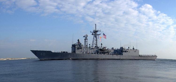 Krisskibet USS Halyburton er på vej mod gidseldramet ud for Somalias kyst, hvor pirater holder en amerikansk kaptajn fanget i en gummibåd. 