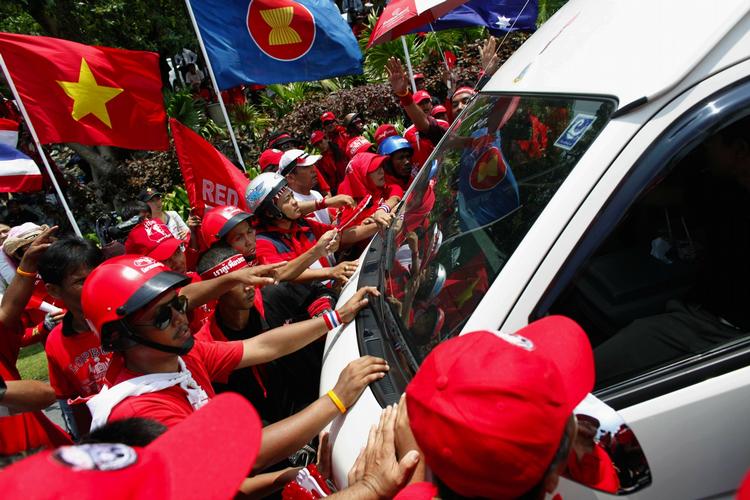 Demonstranterne i Thailand tager hårde metoder i brug i deres protester. Her blokerer de indgangen til et politisk topmøde. 