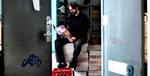 Lektier. Festivalchef Jacob Neiiendam forsøger her på falderebet at orientere sig om de mere end 180 film, CPH:PIX viser mellem 16. - 26. april. 