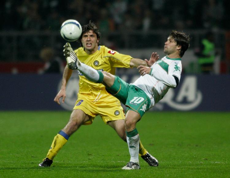 Den brasilianske boldkunstner Diego var med to scoringer for Werder Bremen med til at skabe tysk håb om lidt international succes. 