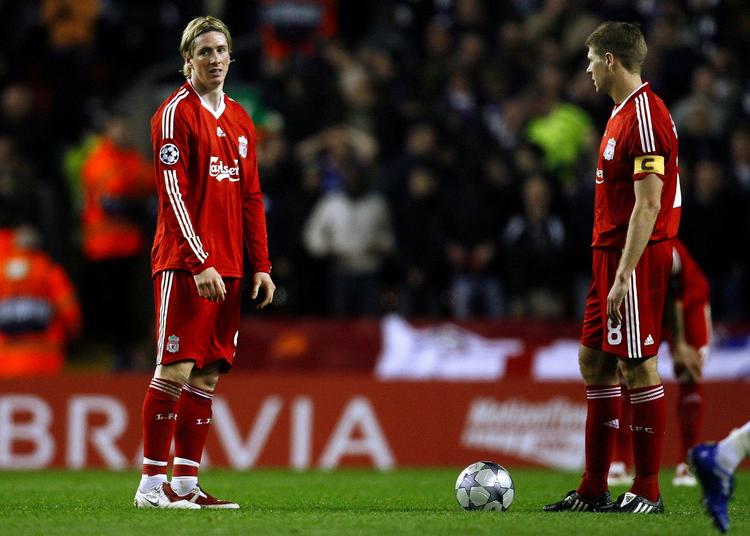 Steven Gerrard blev skadet i kvartfinalekampen mod Chelsea i Champions League, men alligevel overvejer Rafael Benitez at lade anføreren spille i weekenden mod Blackburn. Arkivfoto. 