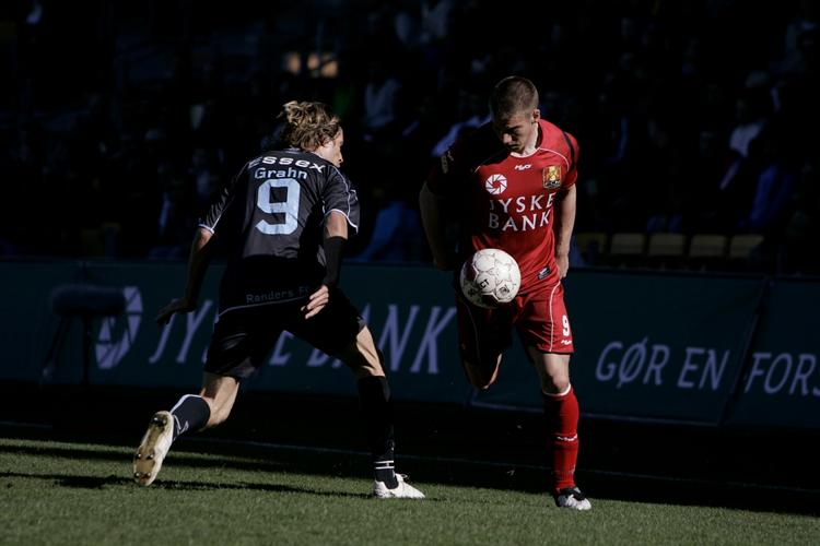 Martin Bernburg får store roser af sin træner, Morten Wieghorst, efter sit hattrick mod Randers. 