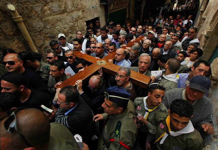 En stor mængde af mennesker bar som symbol på Jesu lidelsesvandring et kors gennem Jerusalems gader i dag, Langfredag. 