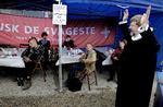 Golf og eksotisk rejser trækker mere i os end trangen til at hjælpe andre. Billedet er fra en bazar for socialt udsatte i København, hvor målevet var af få de udsatte på dagsordenen.   Arkivfoto 