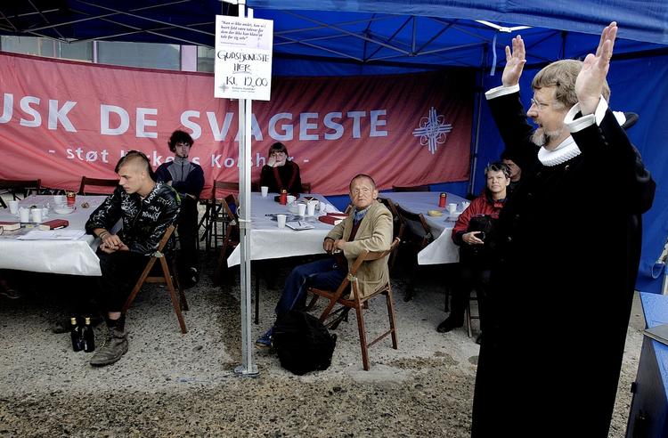 Golf og eksotisk rejser trækker mere i os end trangen til at hjælpe andre. Billedet er fra en bazar for socialt udsatte i København, hvor målevet var af få de udsatte på dagsordenen.   Arkivfoto 