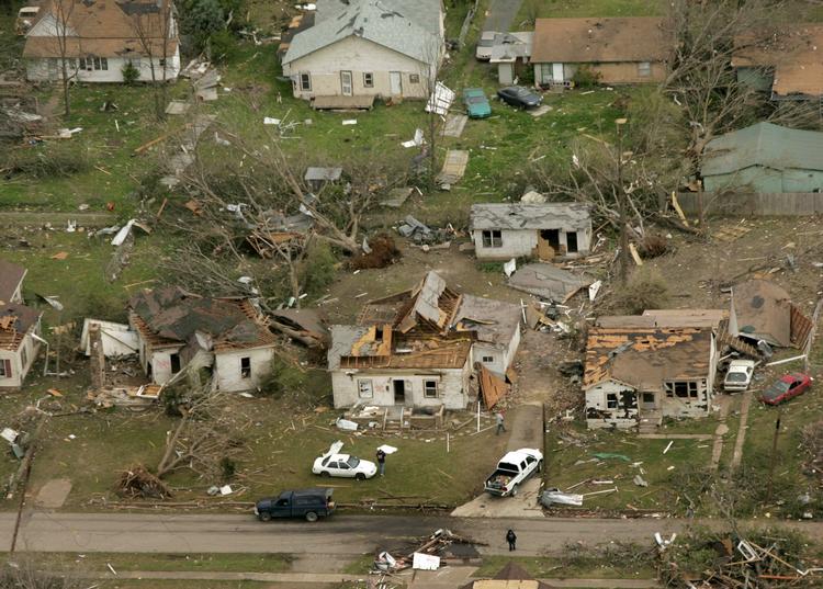 Et kraftigt uvejr har raseret store områder i det sydlige USA. Her er det huse i byen Mena, der er blevet jævnet med jorden af en tornado. 