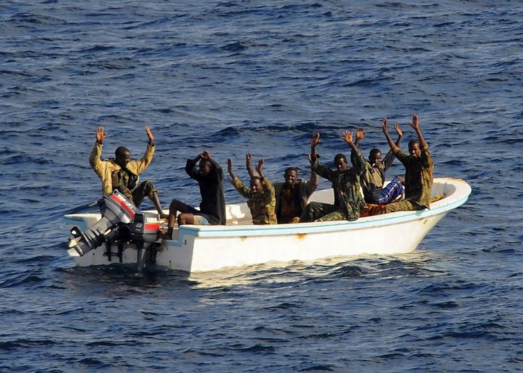 De somaliske sørøvere her er blevet fanget af et flådefartøj i februar. Yassin Dheere har ikke armene over hovedet, tvætimod. Han har tjent enorme summer på at kapre skibe de sidste fem år. 