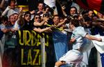 Lazio's Stephan Lichtsteiner fejrer sin scoring med tilhængerne på Curva Nord. 