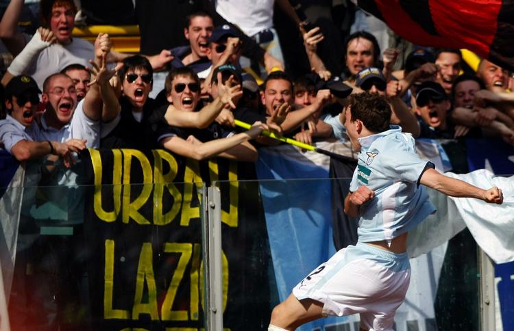 Lazio's Stephan Lichtsteiner fejrer sin scoring med tilhængerne på Curva Nord. 