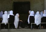 Piger i en afghansk skole tager en pause. 