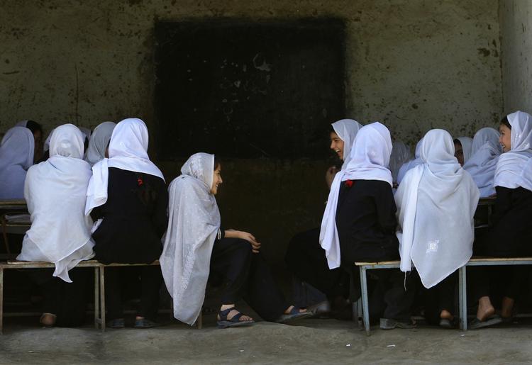 Piger i en afghansk skole tager en pause. 