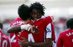 Arsenal's Alexandre Song fejrer sin scoring til 4-1 med holdkammeraten Cesc Fabregas. 